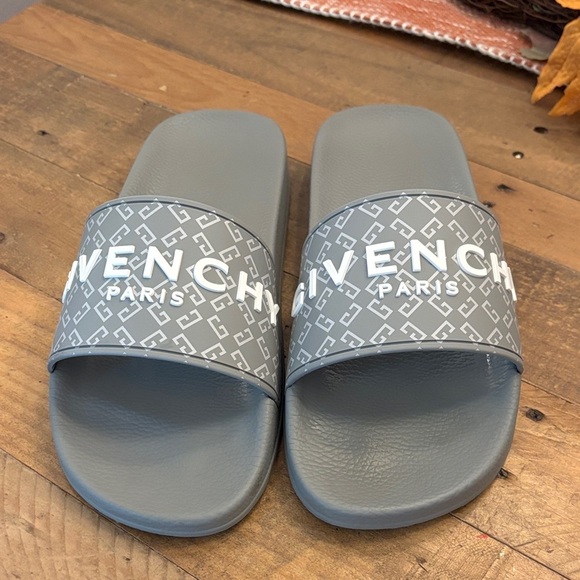 Givenchy Monogram 72 Rubber Flat Slides in grey and white. - Picture 6 of 12